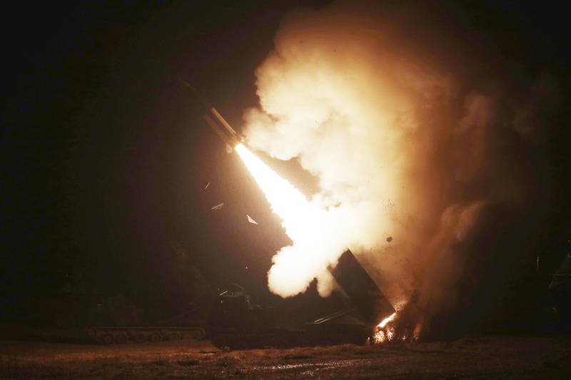 Op deze foto, geleverd door het Zuid-Koreaanse Ministerie van Defensie, wordt een Army Tactical Missile System of ATACMS afgevuurd tijdens een gezamenlijke militaire oefening tussen de VS en Zuid-Korea op een geheime locatie in Zuid-Korea, woensdag 5 oktober 2022.