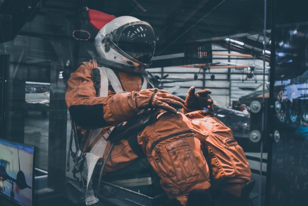 투손의 피마 항공 우주 박물관에서 우주복을 입은 남자