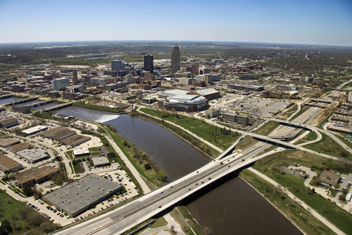 Vista aérea del río Des Moines en Des Moines, Iowa