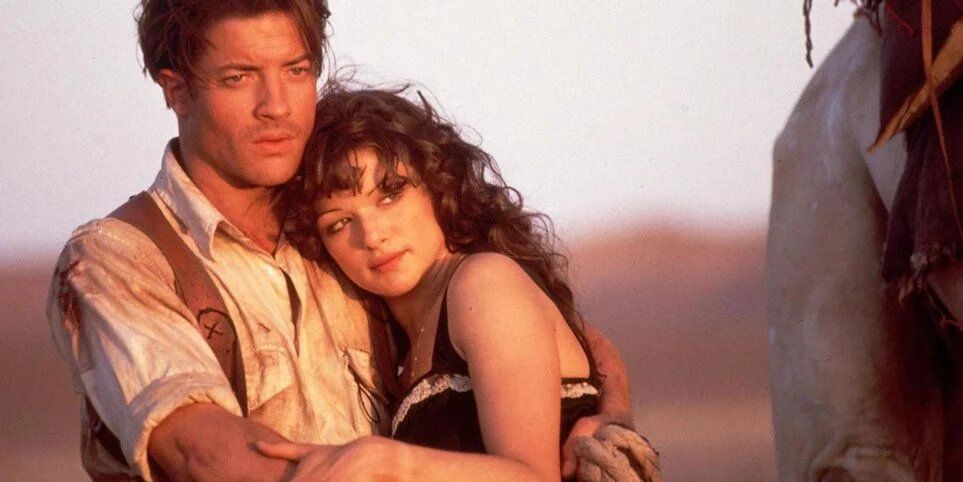 Brendan Fraiser en Rachel Weisz omhelzen elkaar in een woestijn in The Mummy (1999)