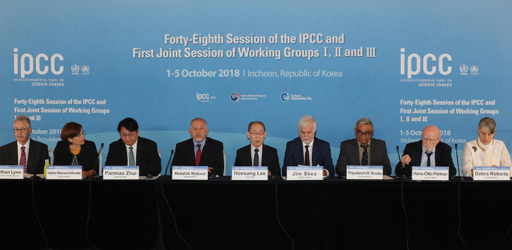 Los líderes del Panel Intergubernamental sobre el Cambio Climático (IPCC) realizan una conferencia de prensa para informar a los medios sobre un informe especial en Incheon, Seúl, el 8 de octubre de 2018.