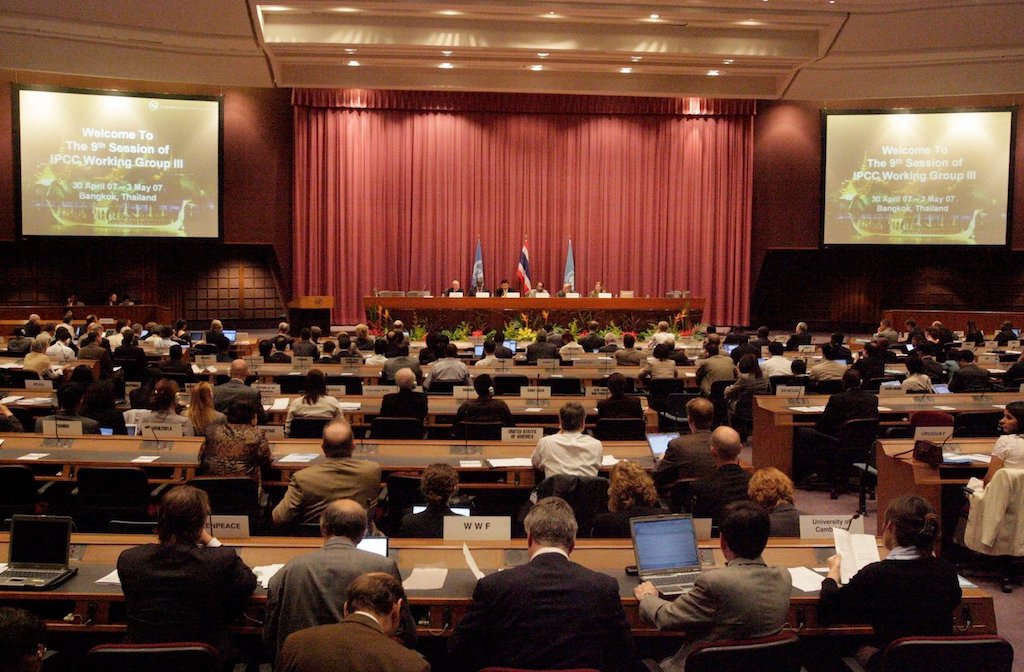 30 अप्रैल 2007 को बैंकॉक में जलवायु परिवर्तन पर अंतर सरकारी पैनल (आईपीसीसी) के उद्घाटन समारोह में भाग लेते प्रतिनिधि।