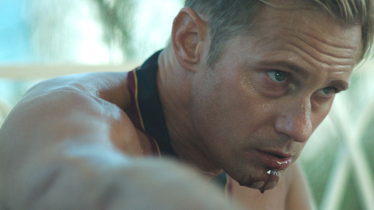 James (Alexander Skarsgård) in close-up druppelt bloed uit zijn mond terwijl hij knielt en een zwarte hondenhalsband draagt ​​in Infinity Pool
