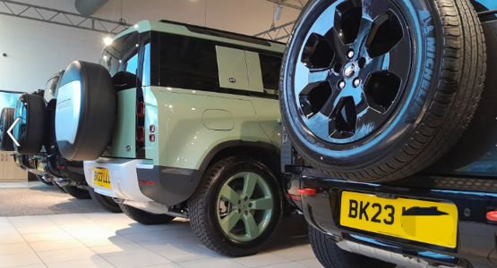 Listers Group の Solihull ディーラーにある 23 プレートの Land Rover Defenders