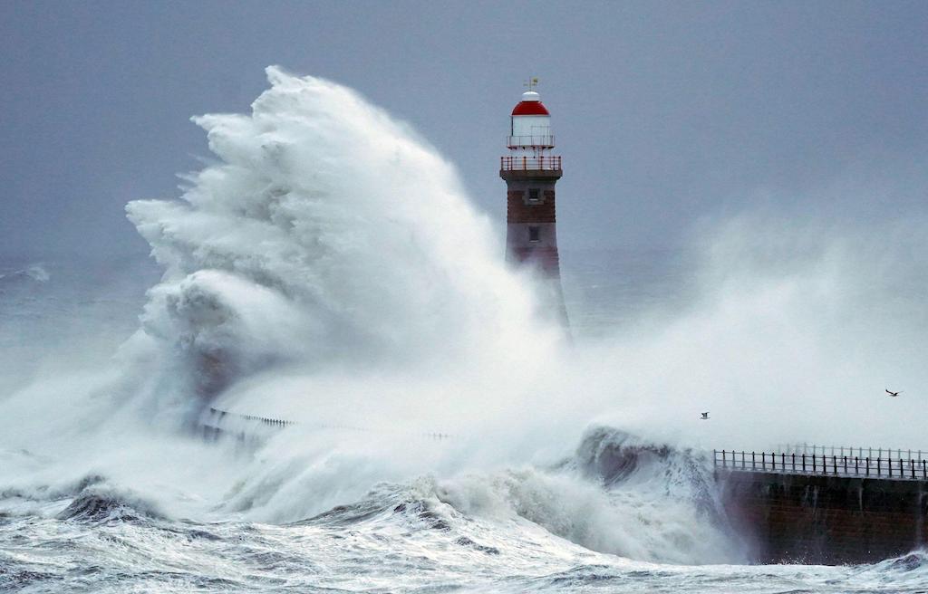 Büyük dalgalar, 27 Kasım 2021'de Storm Arwen'in kuyruk ucundaki Sunderland'deki deniz duvarına ve Roker Deniz Feneri'ne çarpıyor.