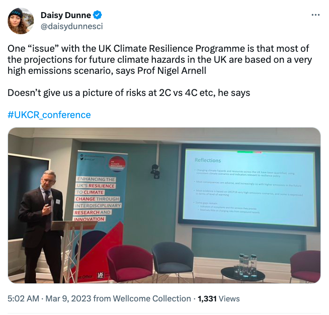 Tweet de @daisydunnesci montrant le professeur Nigel Arnell discutant du programme britannique de résilience climatique.