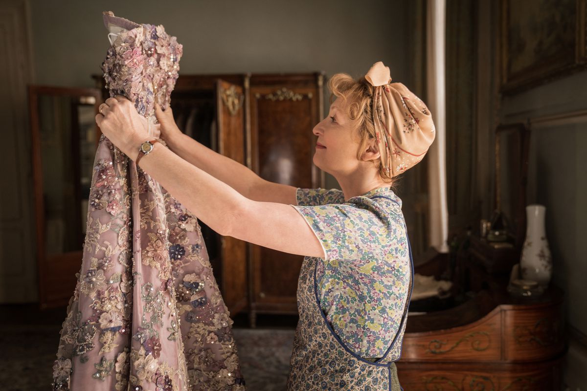 Lesley Manville sieht sich ein Kleid in Mrs. Harris Goes to Paris an.