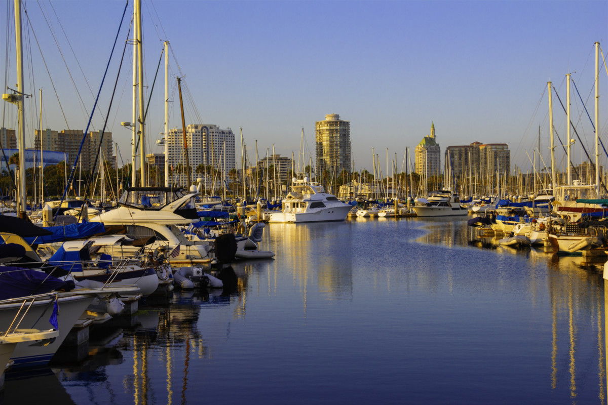 Jachthaven met de skyline van Long Beach en het historische Villa Riviera-gebouw. Californië _ getty