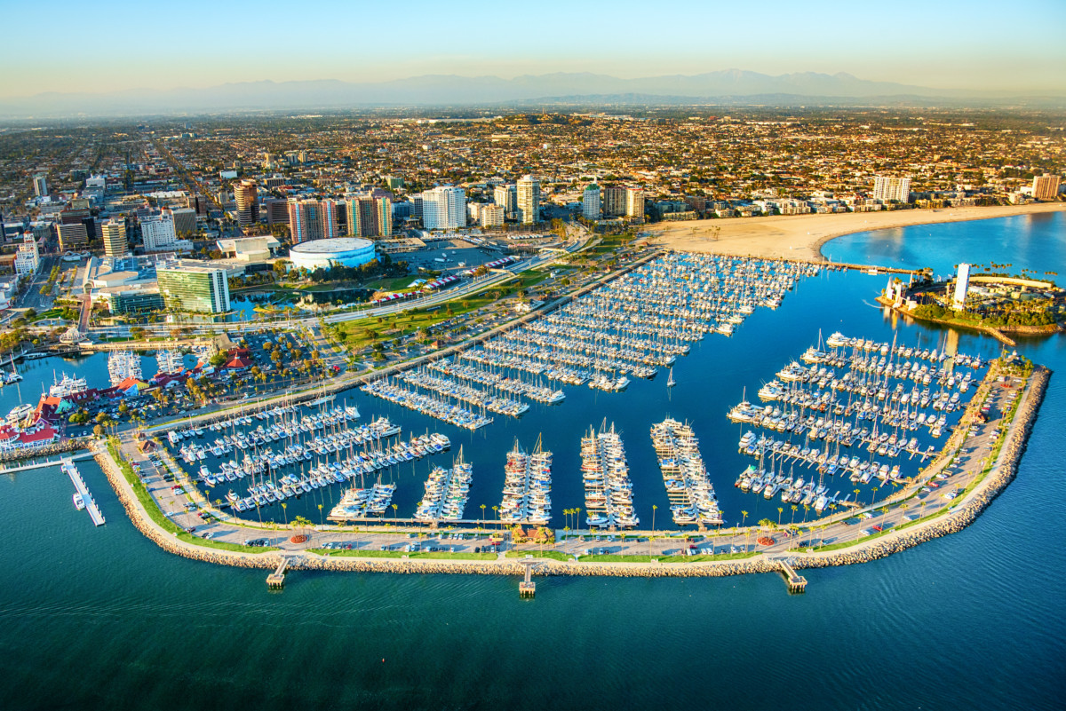 Luchtfoto van de jachthaven van Long Beach met naast de gebouwen van het centrum langs de Stille Oceaan in Zuid-Californië. _ getty