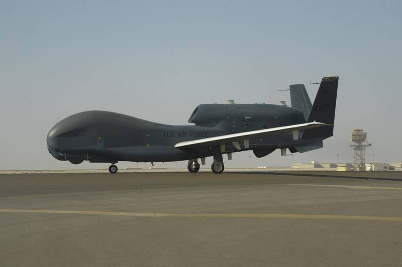 RQ-4 글로벌호크가 아랍에미리트 아부다비 인근 알-다프라 공군기지 활주로에서 보인다.
