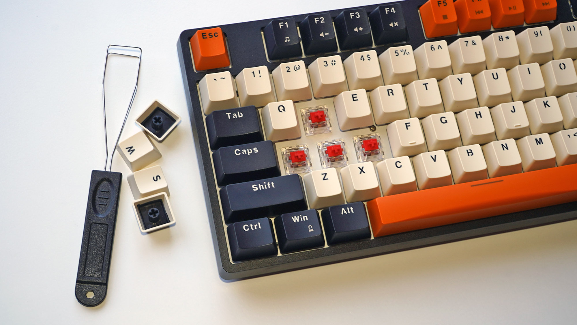 لوحة مفاتيح ميكانيكية مع مفاتيح مكشوفة