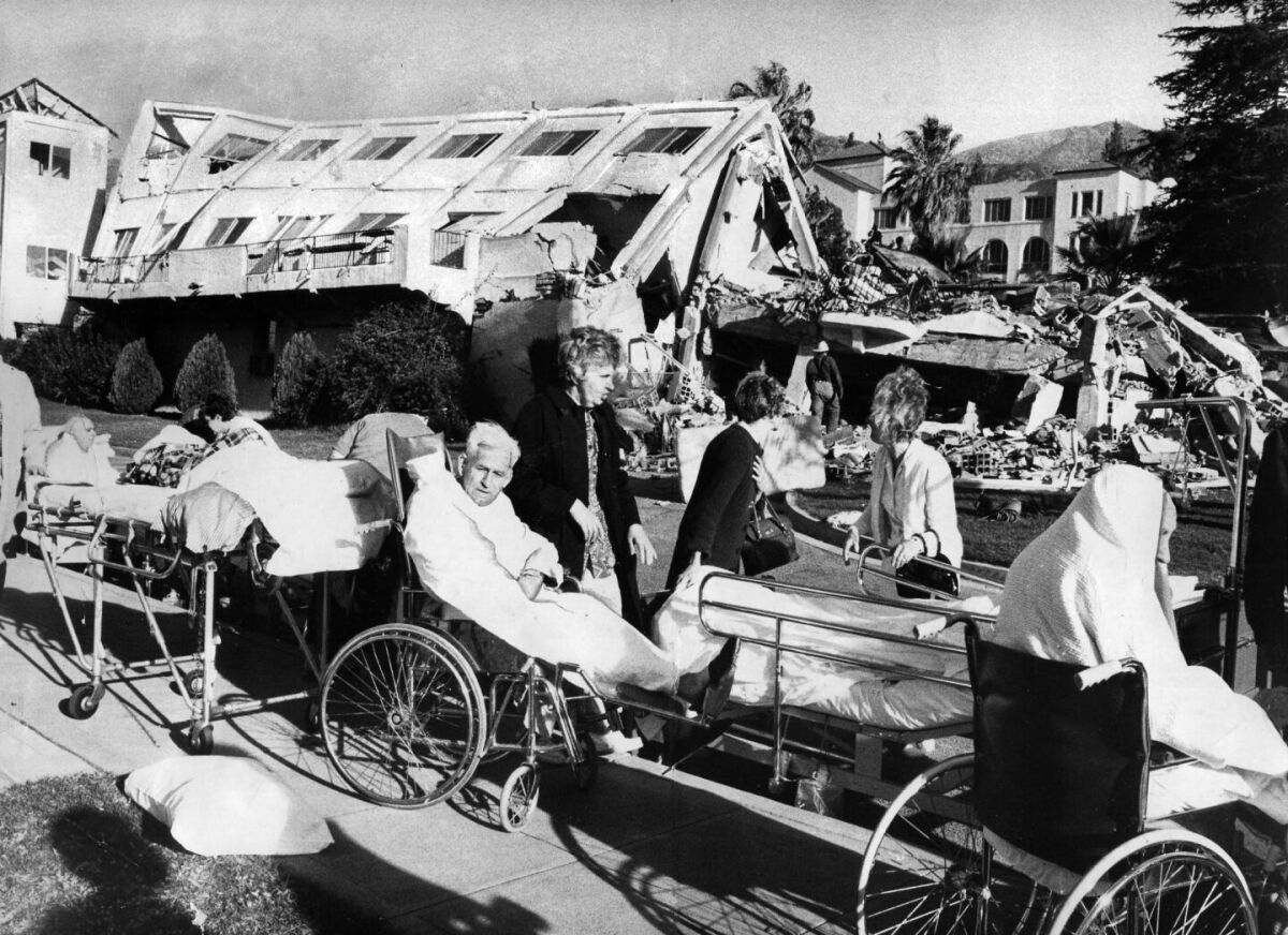1971 年の地震後のサンフェルナンド退役軍人病院の廃墟。