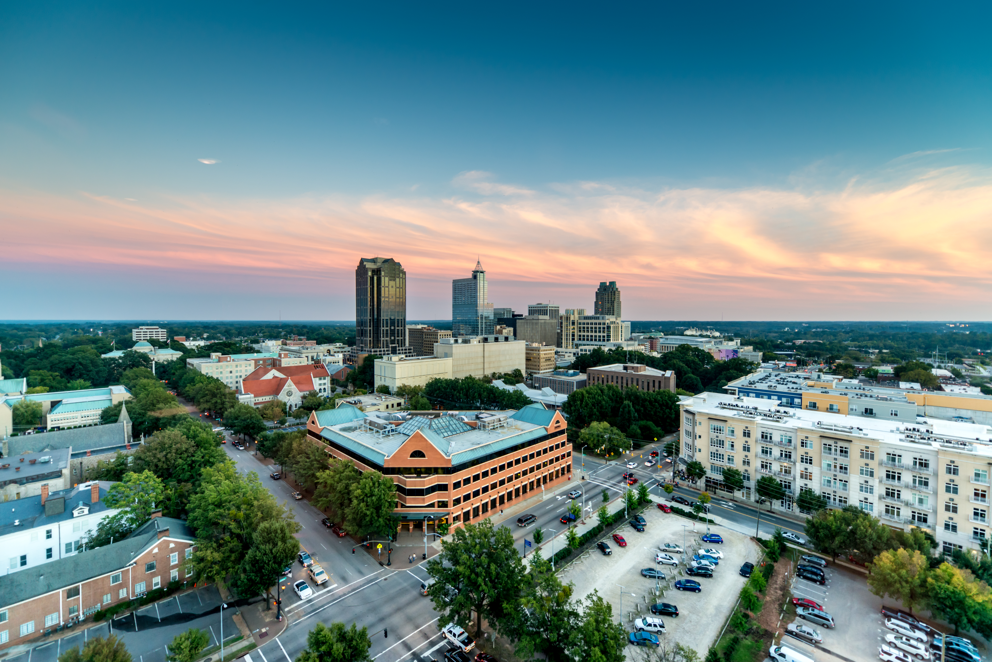 Downtown Raleigh bij Twilight met een prachtig kleurrijk skyscape