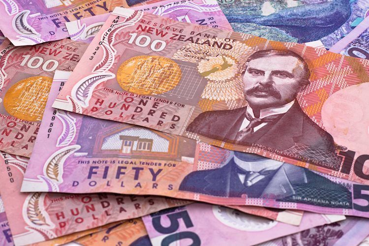 NZD/USD holds steady above 0.6200 mark amid weaker USD, lacks bullish conviction
