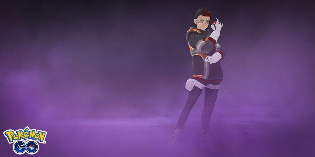 Le chef de la Team Rocket, Arlo, se tient dans un brouillard violet, prêt à se battre
