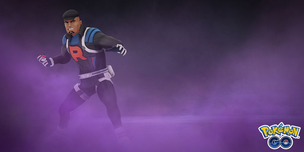 Cliff de la Team Rocket se tient dans le smog violet, prêt à lancer une Poké Ball