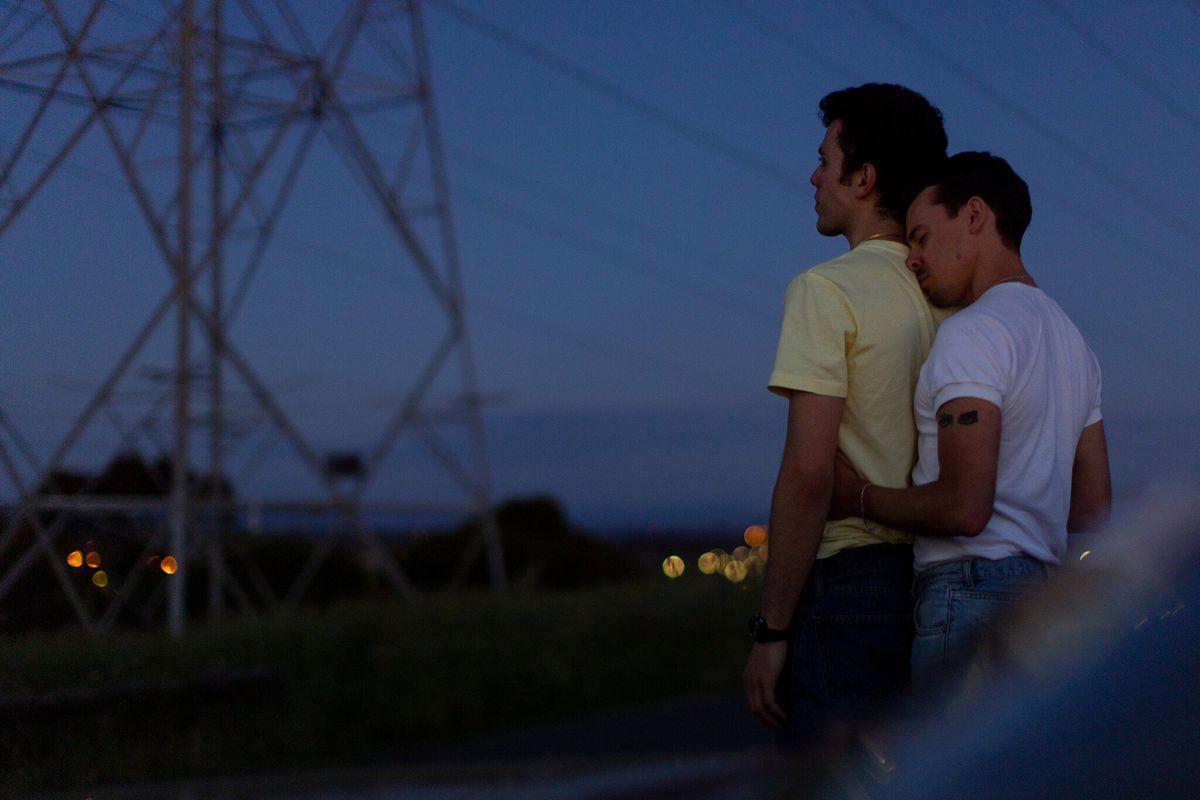 Beyaz kolsuz gömlekli genç bir adam (Thom Green), uzakta görünür bir elektrik hattı kulesi olan karanlık bir gökyüzüne bakarken sarı gömlekli başka bir genç adama (Elias Anton) arkadan sarılıyor.
