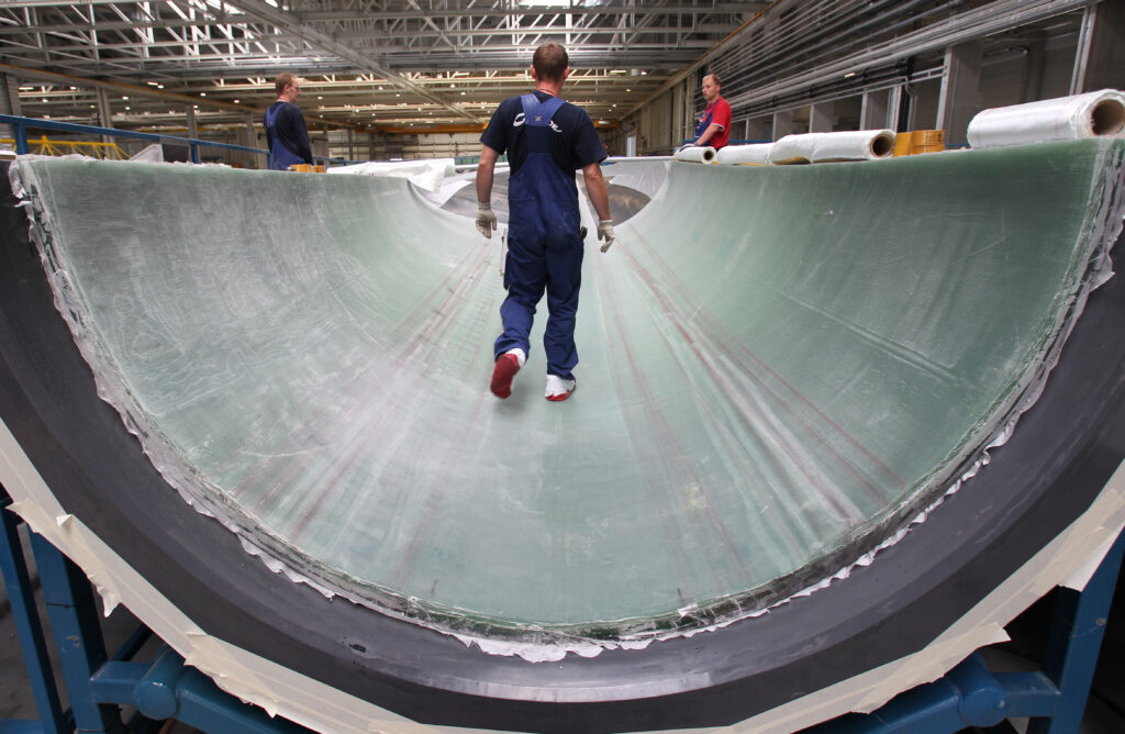 45년 06월 2010일 독일 로스토크에 있는 풍력 터빈 제조업체 Nordex의 공장 부지에서 XNUMX미터 길이의 로터 블레이드에 대한 작업이 진행되고 있습니다.