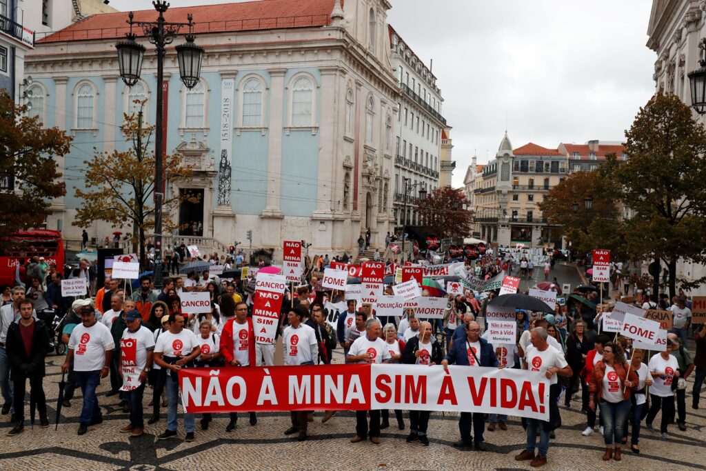 시위대는 21년 2019월 XNUMX일 포르투갈 리스본 시내에서 리튬 광산에 항의합니다. 현수막에는 "광산 반대, 생명 찬성"이라고 쓰여 있습니다.