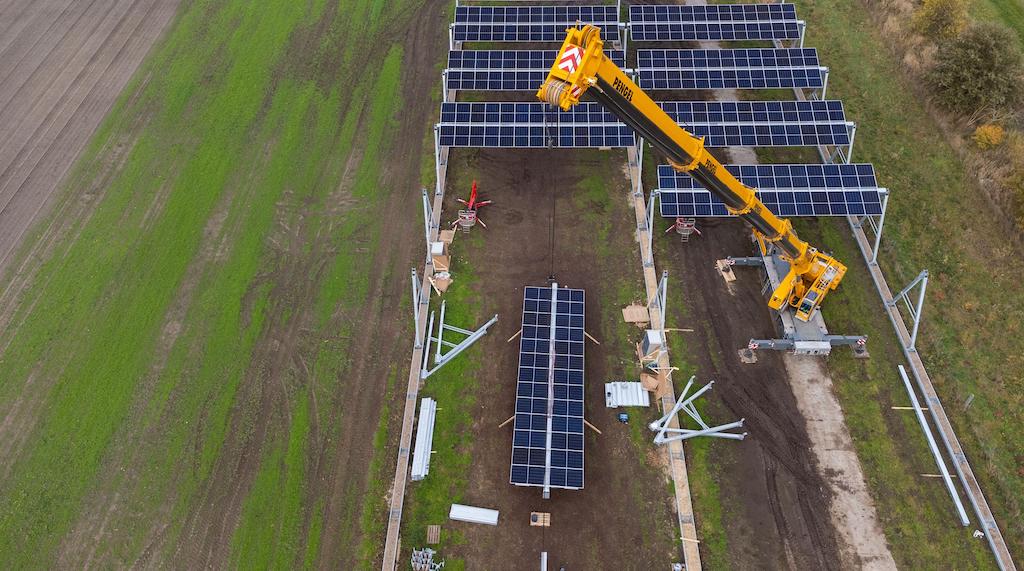 Una gru viene utilizzata per assemblare un impianto fotovoltaico agricolo a Lüchow, in Germania, il 3 novembre 2021.
