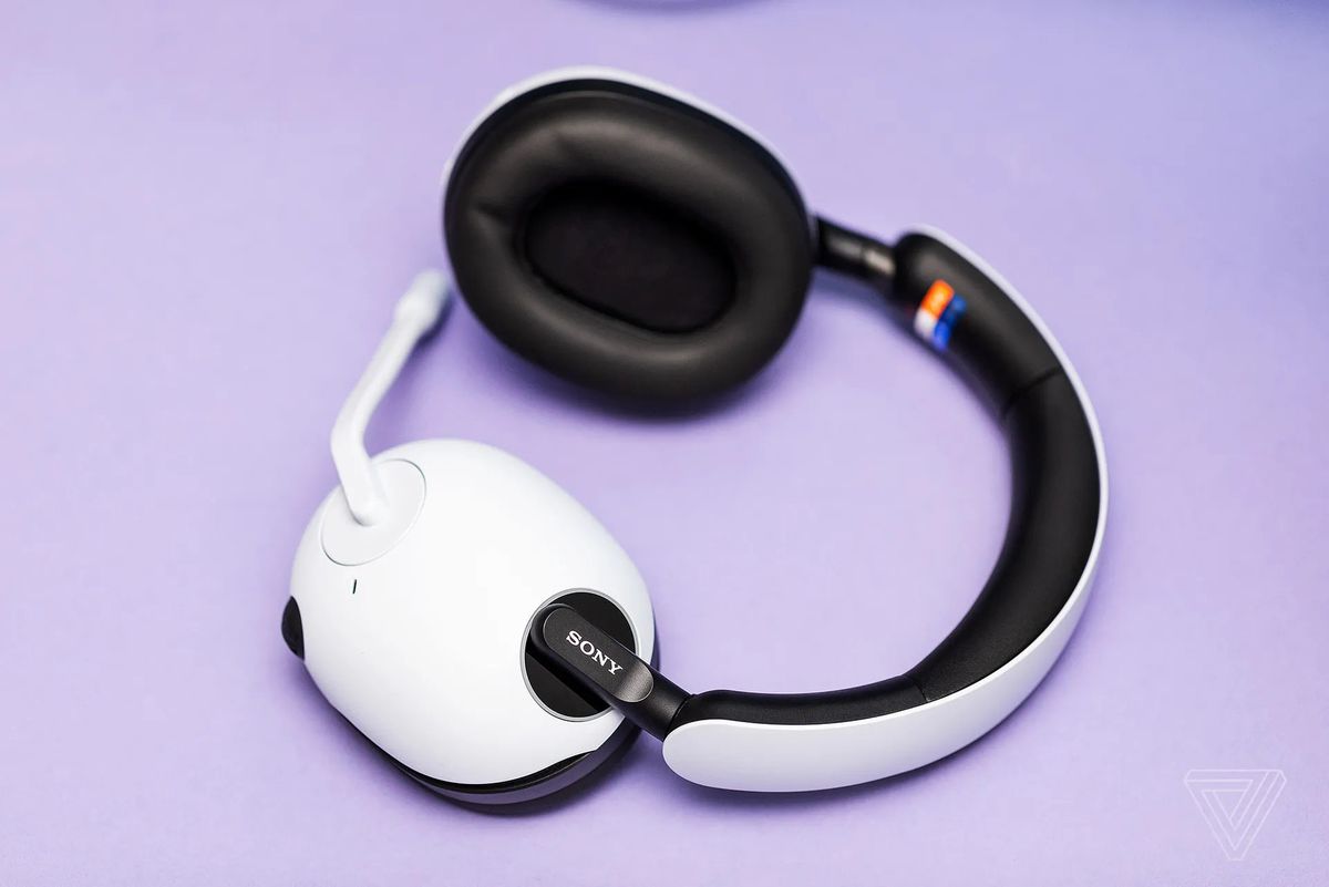 Una imagen que muestra los auriculares para juegos InZone H9 de Sony.