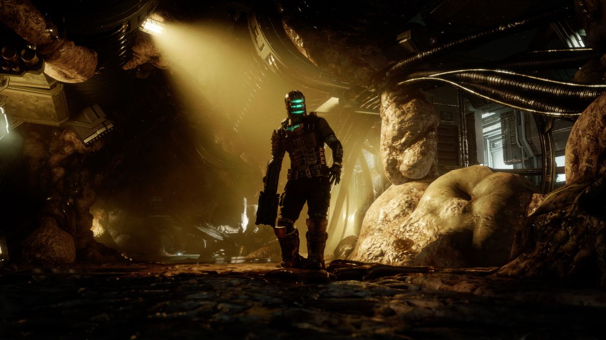 El protagonista de la nueva versión de Dead Space está vestido, parado dentro de un área claustrofóbica.