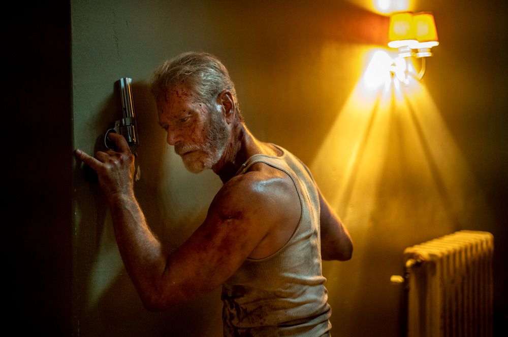 Don't Breathe 2 で熱心に耳を傾ける Norman Nordstrom