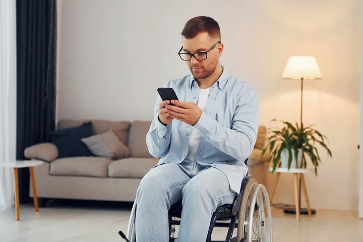 Ejemplo de accesibilidad digital de una persona con capacidades diferentes que accede a un dispositivo móvil