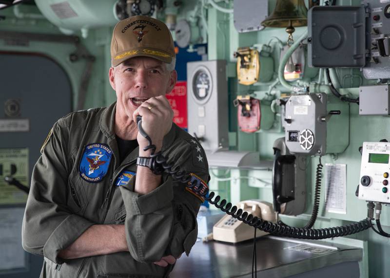 7 年 2022 月、第 XNUMX 艦隊の司令官である米海軍中将カール トーマスが、機雷対策船の乗組員と話をしています。