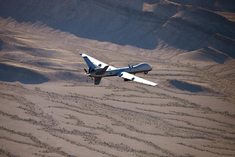Drone vliegt over de woestijn