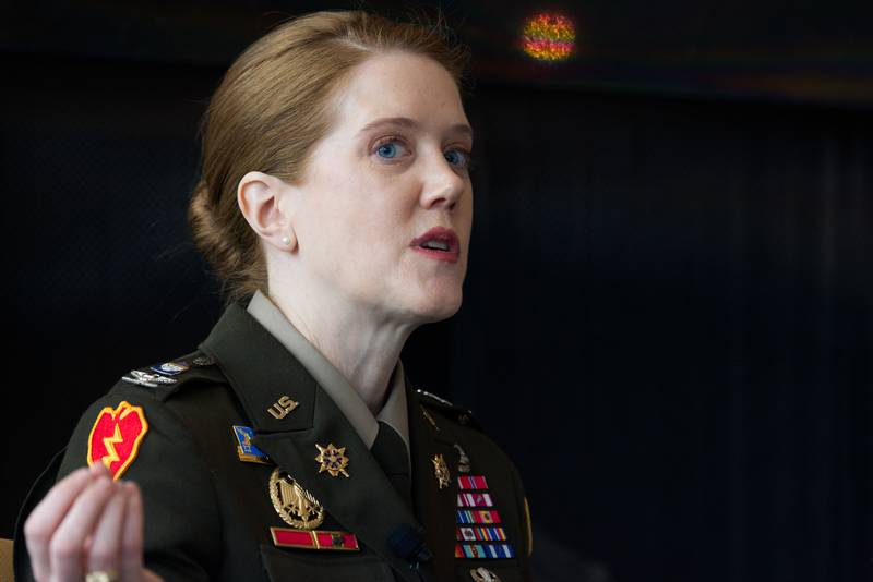 Kolonel Candice Frost, commandant van het Joint Intelligence Operations Center bij US Cyber ​​Command, gebaart terwijl ze spreekt op 28 februari 2023 tijdens een evenement georganiseerd door Billington Cybersecurity.
