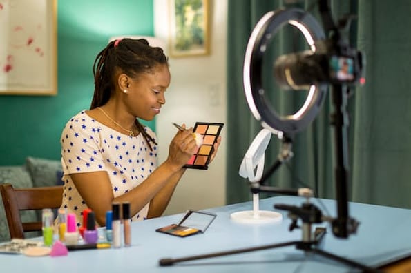 TikTok güzellik yaratıcısı, içerik oluşturmak için Sephora ürünlerini kullanıyor