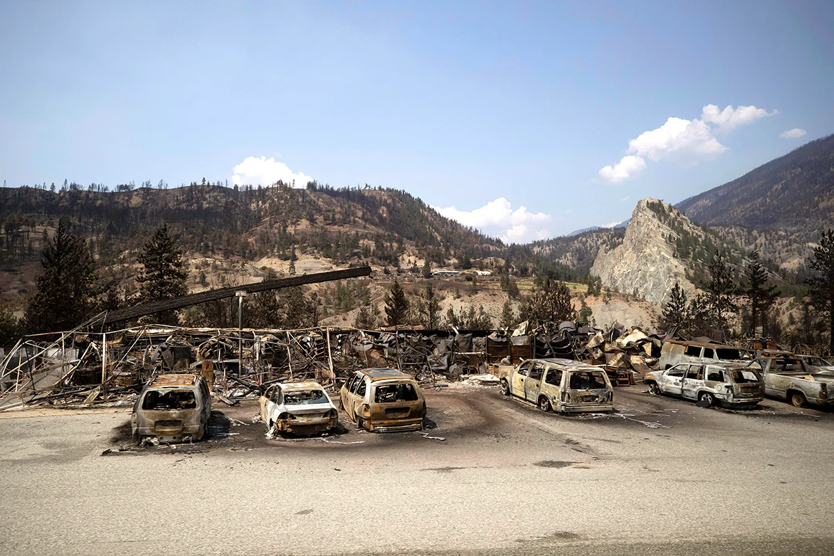 Zerstörte Autos und Gebäude durch extreme Temperaturen und Waldbrände in Lytton, Kanada, Juli 2021.