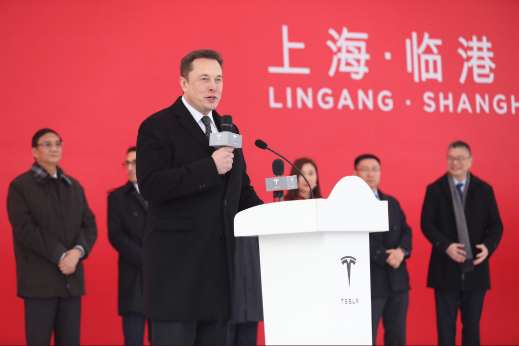 Elon Musk bij de lancering van Gigafactory in China
