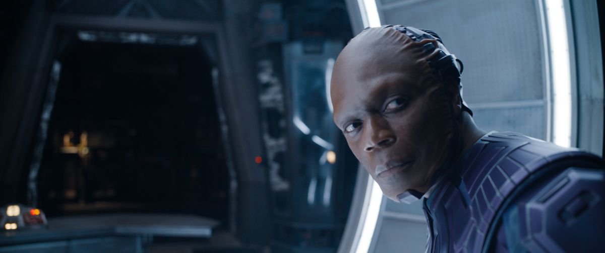 High Evolutionary (Chukwudi Iwuji), một người đàn ông hói đầu với khuôn mặt được ghép và mặc áo giáp màu xanh công nghệ cao, nhìn chằm chằm ra khỏi màn hình trong Guardians of the Galaxy Vol. 3