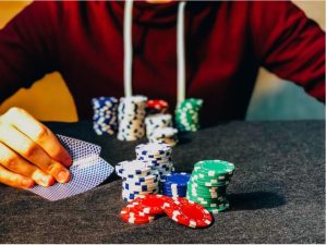 Afbeelding van een pokerspeler die aan een tafel zit met een stapel pokerchips