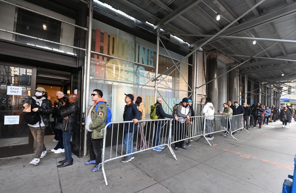 Larga fila de personas que siguen esperando para ingresar al primer dispensario legal de cannabis de NY, Housing Works.