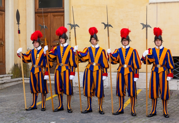 Una fila de guardias suizos uniformados en el Vaticano