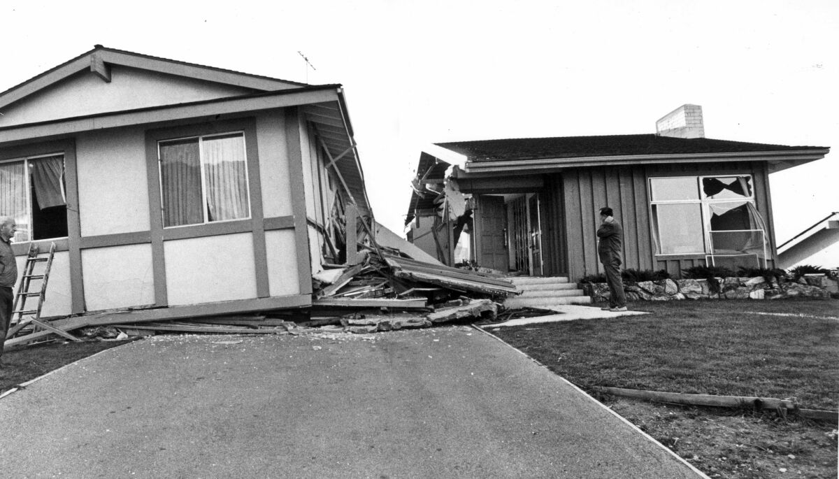 Een huis is door een aardbeving uit elkaar gespleten.