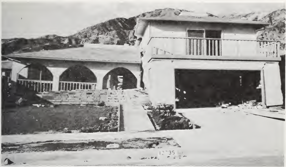 Een huis met een woonruimte bovenop een garage raakt beschadigd tijdens de aardbeving in Sylmar in 1971.