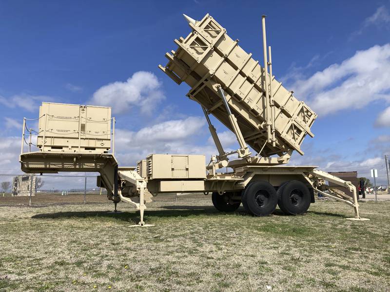 21 Mart 2023 Salı günü Okla, Lawton yakınlarındaki Fort Sill Ordu Karakolu'nun dışında bir Patriot füzesi mobil fırlatıcı sergileniyor.