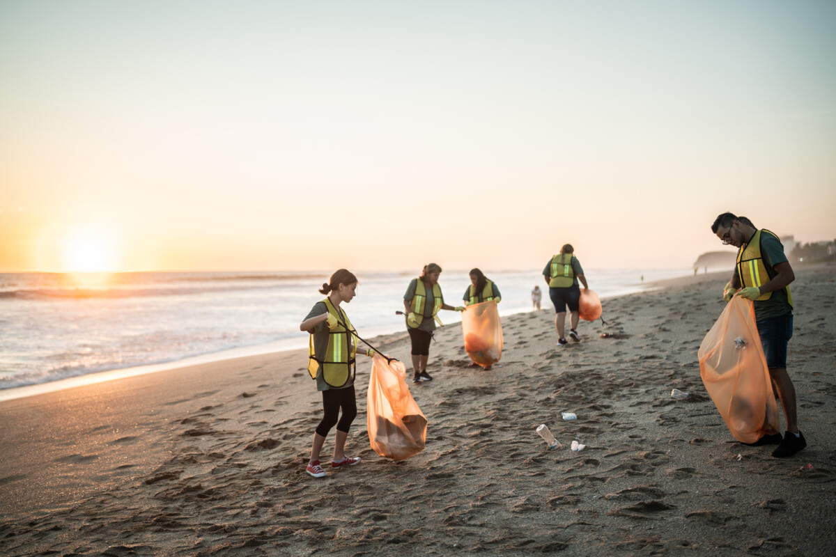 Recyclers maken het strand schoon