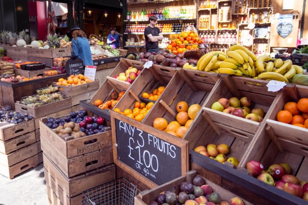 groente- en fruitkraam in Borough Market, Londen