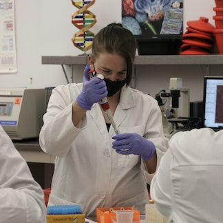 Kristen Krip en el laboratorio de ciencias