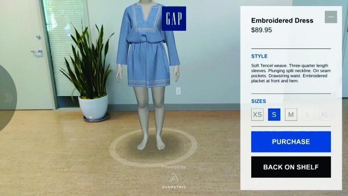 محاكاة حاسوبية لنموذج أنثى تحاول ارتداء فستان أزرق مطرز.