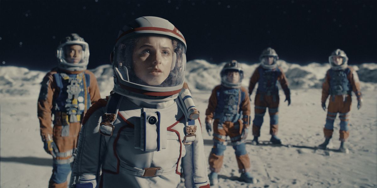 Crater'da Caleb rolünde Isaiah Russell-Bailey, Addison rolünde Mckenna Grace, Borney rolünde Orson Hong, Marcus rolünde Thomas Boyce ve Dylan rolünde Billy Barratt yer alıyor. Hepsi ayda astronot kıyafeti giymiş çocuklar.