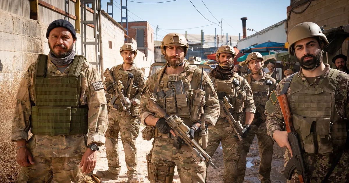Группа солдат в пустынном камуфляже, бронежилетах и ​​с винтовками в руках в фильме Гая Ричи «Завет».