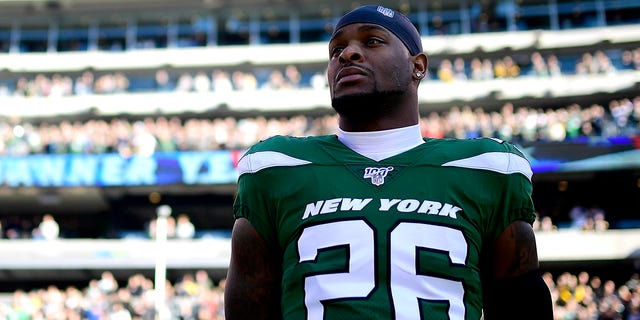 Le'Veon Bell stands before a Jets game in 2019