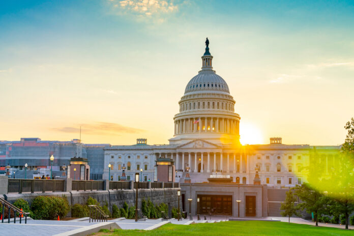 Das United States Capitol, oft Capitol Building genannt, ist Sitz des Kongresses der Vereinigten Staaten und Sitz der Legislative der US-Bundesregierung. Washington, Vereinigte Staaten