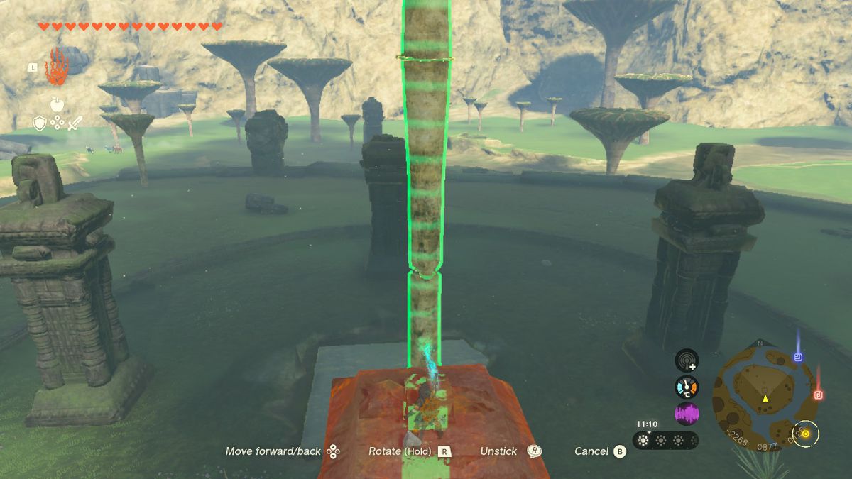 Link, Zelda Tears of the Kingdom'da Uyanış Zırhını ararken gerçekten büyük bir kütük oluşturmak için Ultrahand'i kullanıyor.